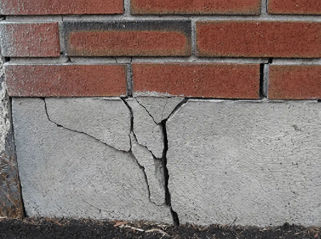 Concrete foundation with serious structural damage in Mobile, AL